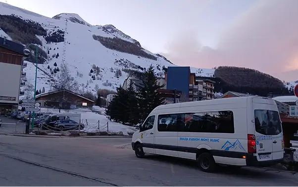 mini-bus-snowy-day